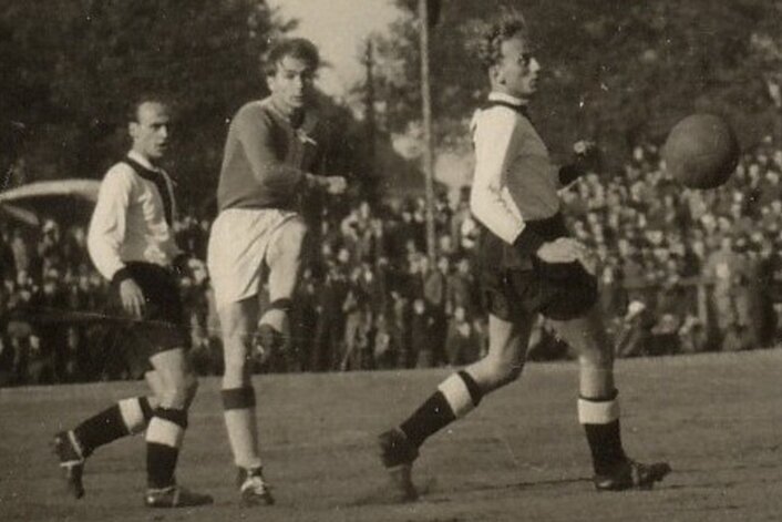 Im ersten Oberligaspiel von Lauter setzt Walter Espig (Mitte) gegen Rotation Dresden in dieser Szene zu einem seiner gefürchteten Linksschüsse an. 