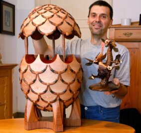 Hommage an Fabergé: Lichtensteiner fertigt Holz-Ei aus über 3600 Teilen - Der Lichtensteiner Danny Reinhold hat ein hölzernes Ei aus mehr als 3400 Teilen gefertigt, das er auch als eine Art von Huldigung für den Goldschmied Carl Fabergé betrachtet. 
