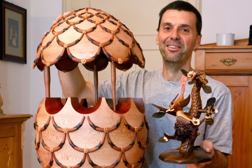 Der Lichtensteiner Danny Reinhold hat ein hölzernes Ei aus mehr als 3400 Teilen gefertigt, das er auch als eine Art von Huldigung für den Goldschmied Carl Fabergé betrachtet. 