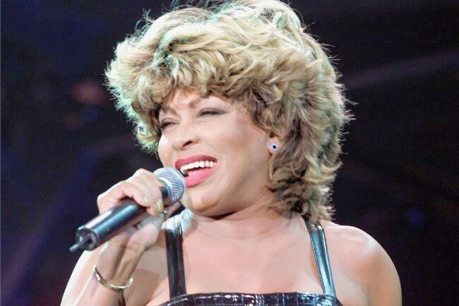 Hommage an Tina Turner bei den Rock Classics an der Göltzschtalbrücke: "Bei diesem Song kamen mir die Tränen" - Tina Turner war am Mittwoch im Alter von 83 Jahren in der Schweiz gestorben, wo sie seit vielen Jahren lebte. Bei den Rock Classics an der Göltzschtalbrücke zelebrierten Künstler und Publikum noch einmal ihren großen Hit "Simply the best".