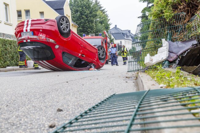 Honda landet auf Dach - Fahrer schwer verletzt - Auf der Neukirchener Hauptstraße hat sich am Donnerstagabend ein Honda überschlagen.