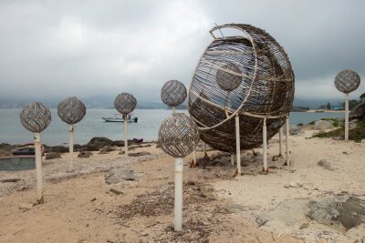 Hongkong: Die leise Inselwelt abseits der Megacity - Stopp auf Sharp Island: Die Skulptur hat den Namen "Mondaufgang bei Tageslicht".