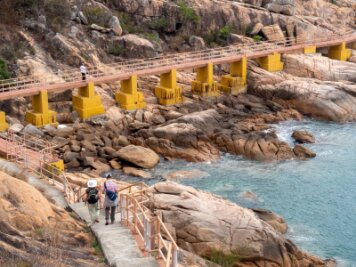Hongkong: Die leise Inselwelt abseits der Megacity - Auf Beton über zerklüftete Felsen: der Küstenweg auf Po Toi.