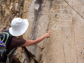 Hongkong: Die leise Inselwelt abseits der Megacity - Prähistorische Felsgravuren auf Po Toi: Die Zeichen sollen mehr als 3000 Jahre alt sein.