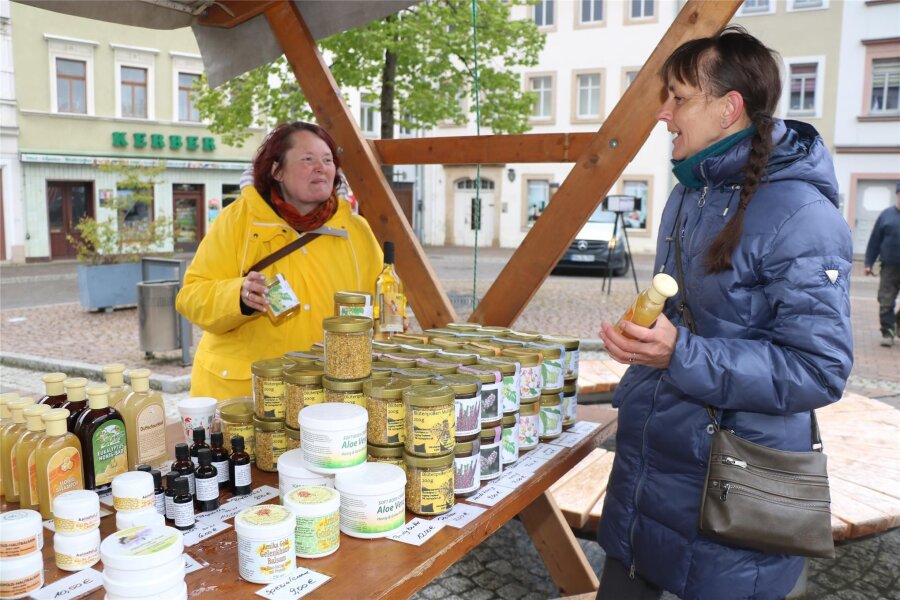 Honigmet und Wildobstchutney: Bauernmarkt in Frankenberg präsentiert sich als Schatzkiste regionaler Produkte - Auf dem Bauernmarkt in Frankenberg gibt es das Besondere. Jana Morgenstern (rechts) hat sich bei Conny Heinrich mit Honigshampoo eingedeckt.