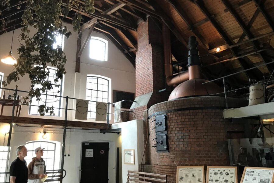 „Hopfenwiese“: Mittelsachsens südlichste Brauerei in Rechenberg hat eine Limonade entwickelt - Das Sudhaus mit seinem besonderen Dach ist das Herzstück der historischen Rechenberger Brauerei, die heute als Museum zu Führungen einlädt.