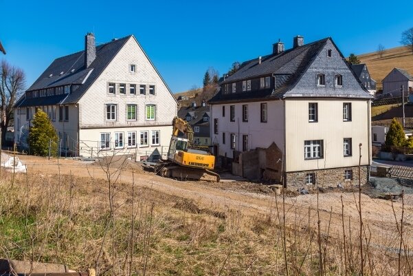 Das linke Haus, in dem der Hort und die Vorschule untergebracht sind, wird um einen Anbau erweitert. Dafür muss das rechte Haus weichen.