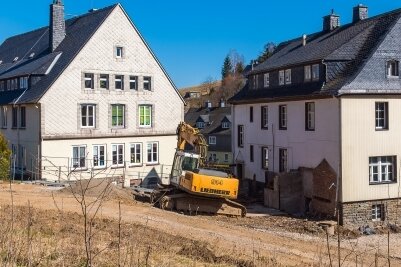 Hort bekommt Spielplatz - Das linke Haus, in dem der Hort und die Vorschule untergebracht sind, wird um einen Anbau erweitert. Dafür muss das rechte Haus weichen.