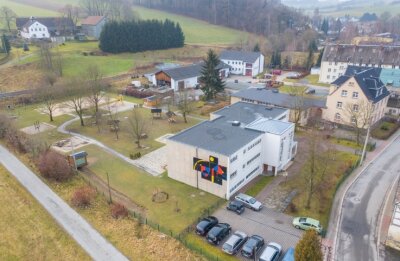 Hortbau teurer - Haushaltssperre in Burkhardtsdorf droht - Der Hort Burkhardtsdorf aus der Luft. Er soll an ein neues Nahwärmenetz angeschlossen werden. 
