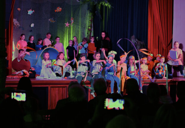 Hortkinder des "AlberTina" präsentierten ihr Theaterstück "Freundschaft ist blau, oder?" im Festsaal "Goldener Löwe" in Hainichen. 