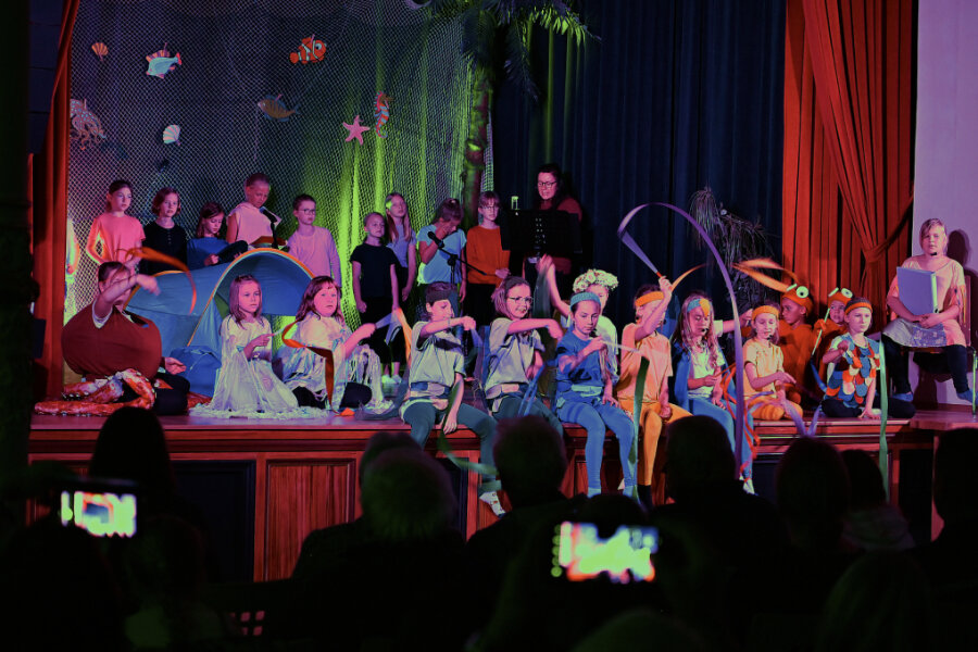 Hortkinder des "AlberTina" präsentierten ihr Theaterstück "Freundschaft ist blau, oder?" im Festsaal "Goldener Löwe" in Hainichen. 
