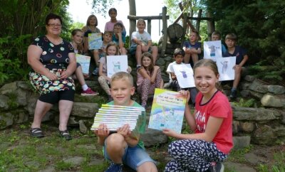 Hortkinder präsentieren voller Stolz ihren Debütroman - Nach monatelanger Arbeit können Erzieherin Heike Liebsch und die Hortkinder ihr fertiges Buch präsentieren. 