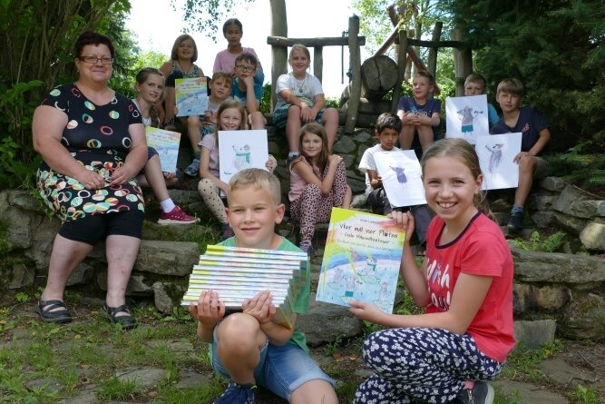 Hortkinder präsentieren voller Stolz ihren Debütroman - Nach monatelanger Arbeit können Erzieherin Heike Liebsch und die Hortkinder ihr fertiges Buch präsentieren. 