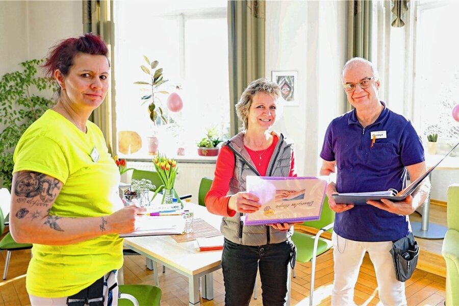 Hospiz in Werdau erfüllt letzte Wünsche von Sterbenden - Hospizleiterin Ramona Badura (Mitte) bespricht mit Michele Löffler und Christoph Matthias die nächsten Arbeiten.