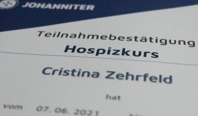 Hospizdienst in Oelsnitz: Fast alle wollen weiter mitarbeiten - Die Teilnahmebestätigung am Ausbildungskurs zum ehrenamtlichen Hospizhelfer ist Voraussetzung, um als Sterbebegleiter zu arbeiten. Eine Verpflichtung zur Mitarbeit gibt es aber nicht.