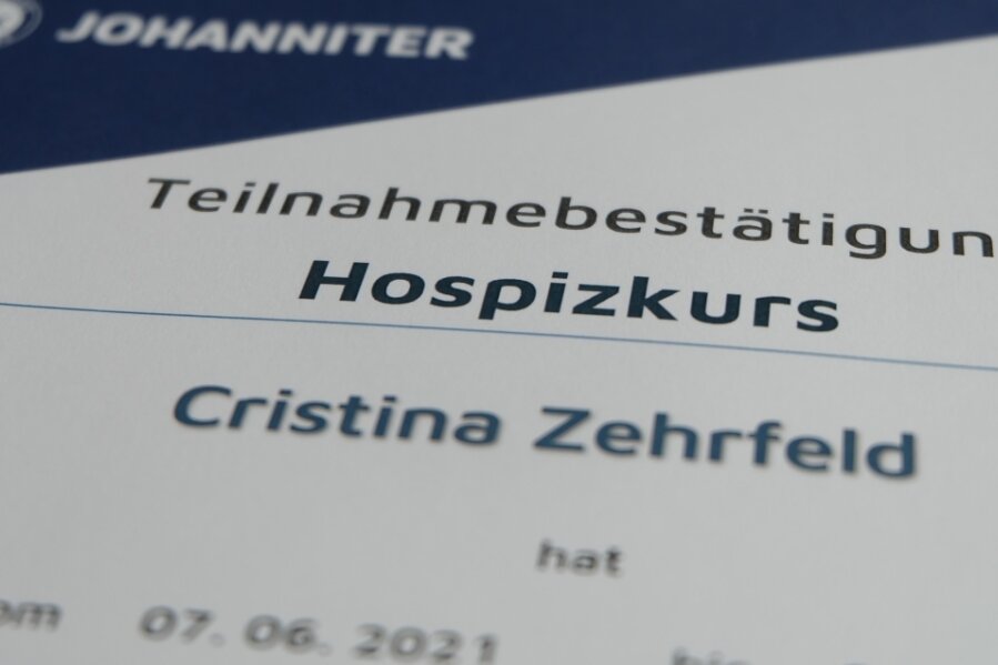 Hospizdienst in Oelsnitz: Fast alle wollen weiter mitarbeiten - Die Teilnahmebestätigung am Ausbildungskurs zum ehrenamtlichen Hospizhelfer ist Voraussetzung, um als Sterbebegleiter zu arbeiten. Eine Verpflichtung zur Mitarbeit gibt es aber nicht.