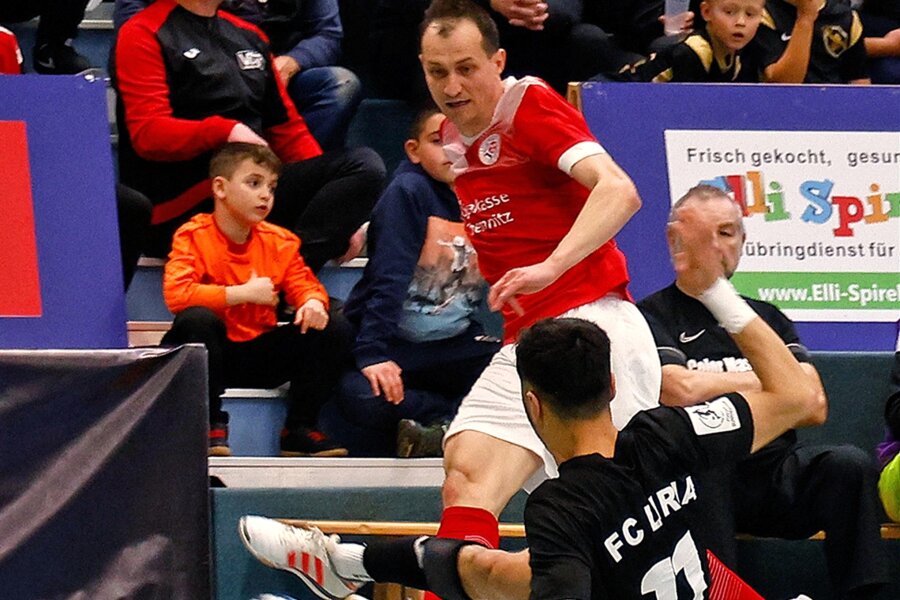 HOT 05 Futsal vor dem Play-off-Start der Bundesliga: Topwerte und ein Manko - Dmytro Sorokin (rotes Trikot), zuletzt der „Mister Zuverlässig“ in der Offensive der 05er, soll auch in den Play-offs weiter fleißig Tore für die Futsaler aus Hohenstein-Ernstthal schießen.