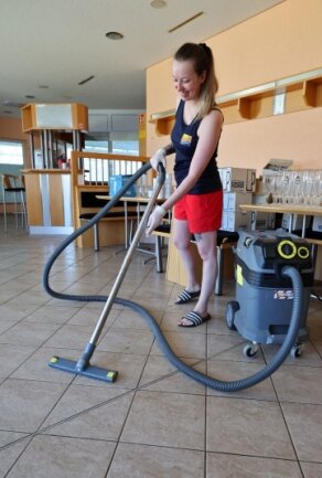 Mitarbeiterin Anika Vetter putzt das Lokal für einen neuen Pächter.