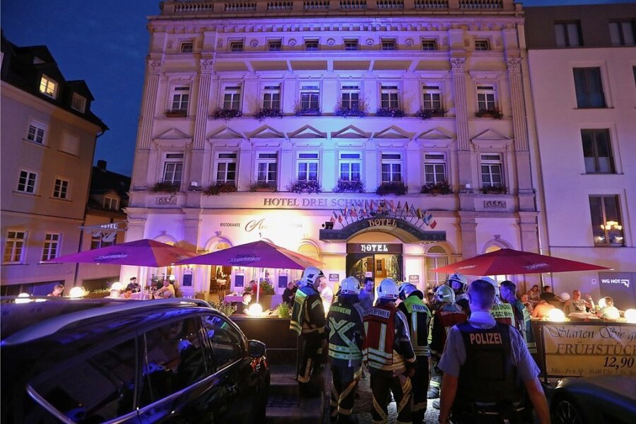 Hotel "Drei Schwanen" evakuiert: Ein Kühlschrank war Schuld - Bis spät in die Nacht dauerte der Einsatz im Hohenstein-Ernstthaler Hotel, der letztlich glimpflich verlaufen ist. 