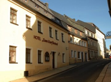 Hotel und Tischlerei unterm Hammer - 
              <p class="artikelinhalt">Das Wolkensteiner Hotel „Zum Kurfürsten“ soll versteigert werden. Auch ein Gebäude in Grünhainichen wird angeboten. </p>
            