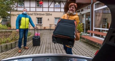 Hotelbranche kann Schließung der Häuser nicht nachvollziehen - Abreise: Claudia und Jörg Polter aus Zwönitz verstauten am Sonntagvormittag ihr Gepäck im Kofferraum ihres Autos. Beide hatten ein paar Tage im Hotel Wettiner Höhe in Seiffen verbracht. 
