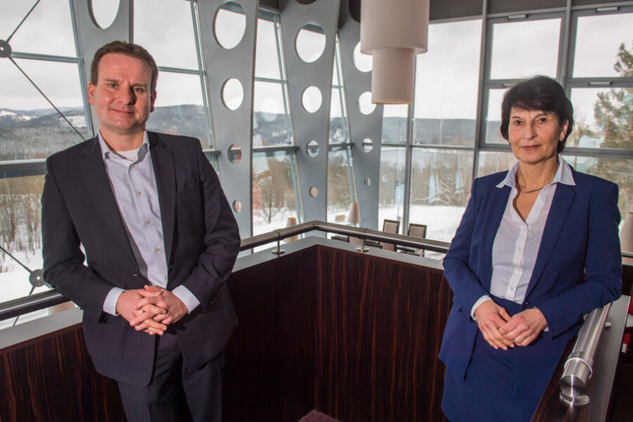 Die ehemalige Geschäftsführerin des Hotels am Bühl Sabine Silbersack (r.) und der neue Geschäftsführer Ralf Schibelius - Geschäftsführer des Hotels Am Bühl