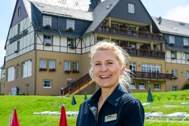 Im Sommer 2021 konnte sich Kathleen Zimmermann-Bock, Direktorin des Hotels Wettiner Höhe Seiffen, noch über viele Gäste freuen. Für die Winterferien gibt es nun aber noch einige freie Zimmer. 