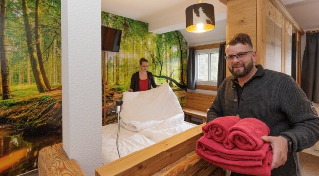 Hotels im Erzgebirge gut gebucht - Gaststätten kämpfen trotz Lockerung noch - Im Berghotel Bärenstein ist nach den Feriengästen vor den neuen Feriengästen. Pächter Dennis Feist und Mitarbeiterin Denise Schubert sind für die nächsten Wochen guter Dinge. In der Gaststätte fehlt allerdings noch die Laufkundschaft. Kurzarbeit spielt dagegen keine Rolle mehr. 