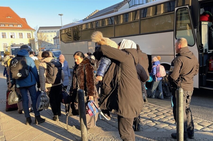 Hotels in Sachsen schaffen Platz für 1000 Ukraine-Flüchtlinge - Flüchtlinge aus der Ukraine kommen aus Polen mit dem Bus am Bahnhof von Görlitz an. 