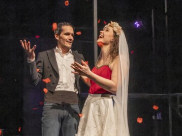 Fabian Vogt und Tonja Arina Gold in "How To Date A Feminist" als Steve und Kate. Das Stück von Samantha Ellis feierte am 5. April seine Premiere am Mittelsächsischen Theater in Freiberg (Bühne in der Borngasse).