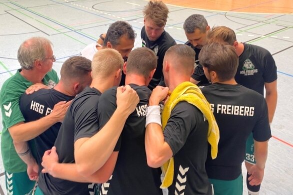 Zusammenrücken: Nach drei kurzfristigen Absagen konnten die Handballer der HSG am Mittwoch gegen die DHfK Leipzig II nur mit acht Feldspielern und zwei Torhütern auflaufen und unterlagen 17:35. 