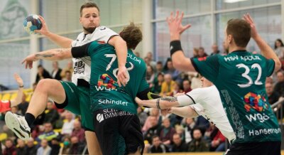 HSG: Ende gut, alles gut - Hartes Stück Arbeit: Die Handballer der HSG um Jens Tieken (l.) konnten sich gegen Apolda am Ende knapp mit 20:18 behaupten. 