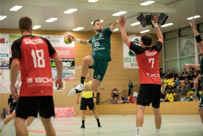 HSG-Handballer genießen – und wollen zuhause nachlegen - Der Kapitän geht voran: Jens Tieken, bislang bester HSG-Werfer, will sein Team nun gegen Halle auch zum ersten Heimsieg führen.