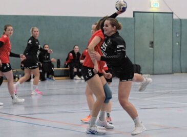HSG-Handballerinnen geben in der Hinrunde keinen Punkt ab - Julia Kaden (am Ball) und die Handballerinnen der HSG Langenhessen/Crimmitschau haben derzeit gut lachen. Der Erfolg am Samstag gegen den Leipziger SV Südwest war der neunte Sieg im neunten Spiel, sodass die Mannschaft die Tabelle der Verbandsliga weiter souverän anführt. 