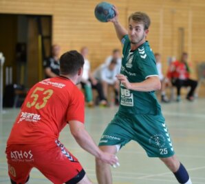 HSG-Männer zeigen sich schon gut in Schwung - Endlich wieder auf Torejagd: Die HSG-Handballer um Matej Harvan bestritten am Dienstagabend ihr erstes Spiel seit mehr als zehn Monaten und besiegten dabei die SG Pirna/Heidenau mit 34:26. 