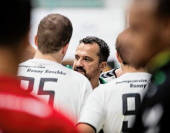 HSG rückt noch enger zusammen - Geschlossen zum nächsten Heimsieg: HSG-Cheftrainer Trainer Jiri Tancos baut nach der bitteren 23:27-Niederlage bei der SG Pirna/Heidenau auf den Teamgeist seiner Mannschaft. 
