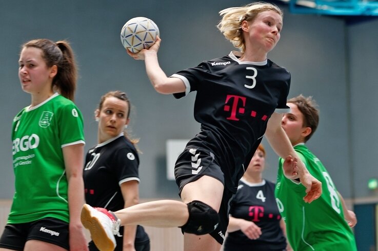 HSG-Team muss starken Widerstand brechen - HSG-Spielerin Jana Kreiner (am Ball) erwies sich gegen Lichtentanne mit acht Toren als treffsicher. 