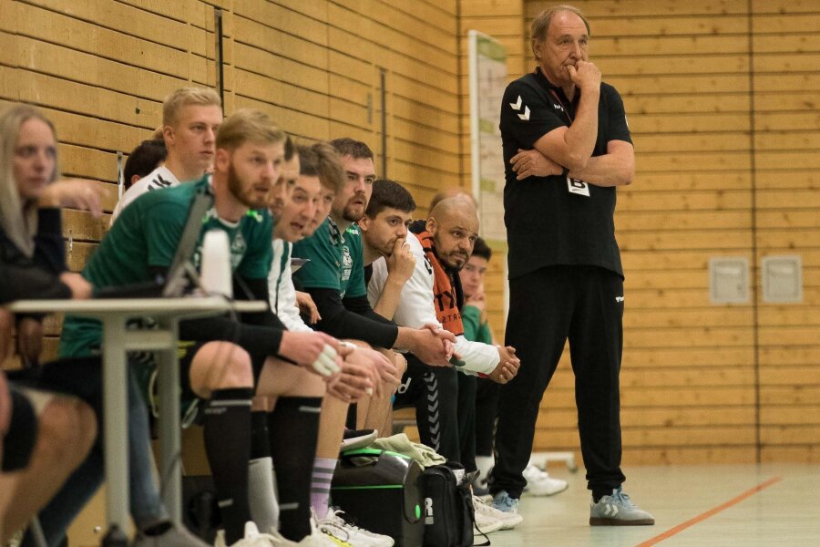 HSG-Trainer: Auch das Gewinnen wird sich einstellen - Mit Sorgen: HSG-Trainer Friedrich Zenk, der am Mittwoch seinen 74. Geburtstag feierte, musste bislang vier Niederlage quittieren. Dennoch sei ein Aufwärtstrend erkennbar, sagt der EHF-Mastercoach. 