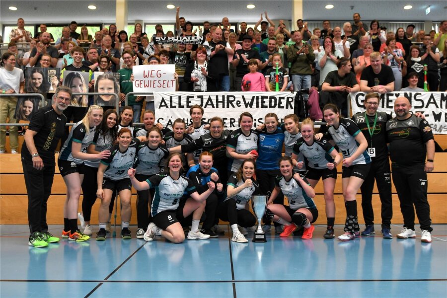 HSG will sächsische Pokalendspiele ausrichten - Trotz Niederlage viel Grund zum Jubel: Die Handballerinnen des SV Rotation Weißenborn und ihre zahlreichen Fans feierten im Mai nach einem tollen Pokalfinale in Döbeln mit dem Silberpokal. Nun könnten die Finals nach Freiberg umziehen.