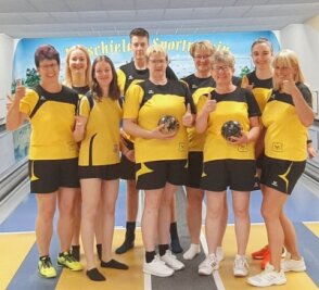 HSV-Damen jubeln weiter - Daumen hoch: Die Kegel-Damen des Hirschfelder SV mischen nach dem Aufstieg auch in der 2. Verbandsliga vorn mit. 