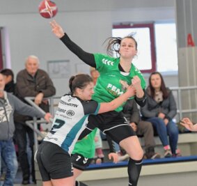 HSV-Frauen mit zwei Gesichtern - Gegen Verbandsliga-Spitzenreiter Weißenborn zeigte Laura Kaulfuß (r.) eine starke Leistung und trug sich sieben Mal in die Torschützenliste ein. 