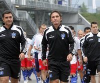 HSV-Trainingsauftakt mit Tesche, Ze Roberto fehlt - Bruno Labbadia (m.) auf dem Weg zum ersten HSV-Training
