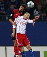 HSV zieht im Schongang ins Halbfinale ein - Teamarbeit beim 2:0: Wehens Marko Kopilas (l) und Hamburgs Mladen Petric 