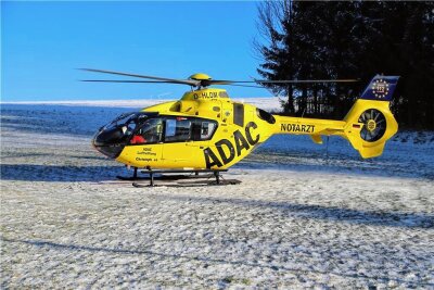 Hubschrauber am Skihang im Einsatz - Bei dem Einsatz in Tschechien brachte der Rettungshubschrauber den Notarzt.