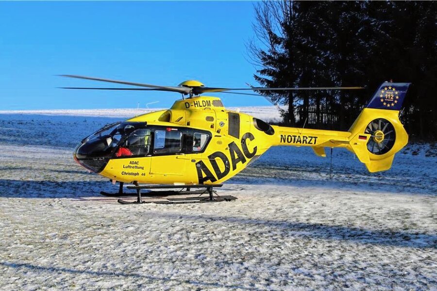 Hubschrauber am Skihang im Einsatz - Bei dem Einsatz in Tschechien brachte der Rettungshubschrauber den Notarzt.