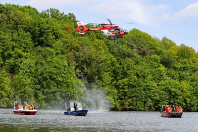 Hubschrauber, Boote, Taucher: Katastrophenschutz übt Zusammenspiel an Kriebsteintalsperre - 