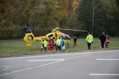 Hubschrauber bringt schwer verletzten Biker in Klinik - 