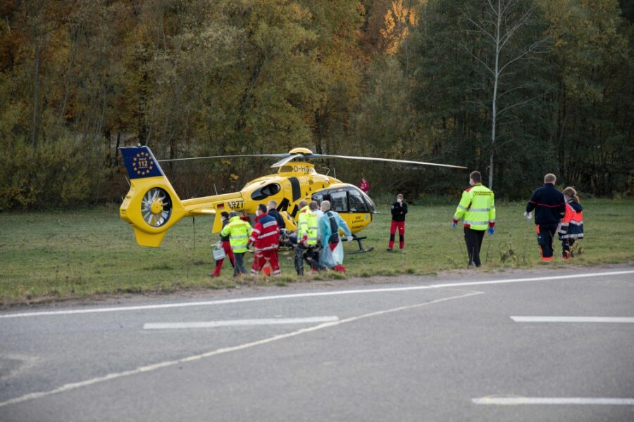 Hubschrauber bringt schwer verletzten Biker in Klinik - 