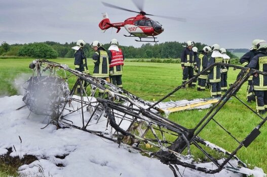 Hubschrauber "Christoph 46" rettet seit 25 Jahren Menschenleben - Im Juni dieses Jahres war der Rettungshubschrauber Christoph 46 auf dem Verkehrslandeplatz im vogtländischen Auerbach im Einsatz.  Ein Ultraleicht-Flugzeug war kurz nach dem Start aus 20 Meter Höhe abgestürzt und in Flammen aufgegangen. Der Pilot konnte sich retten.