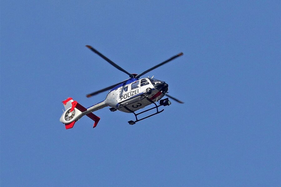 Hubschrauber der Polizei mehrfach über Aue im Einsatz: Was hat es damit auf sich? - Ein Polizeihubschrauber ist am Freitag über Aue im Einsatz gewesen.